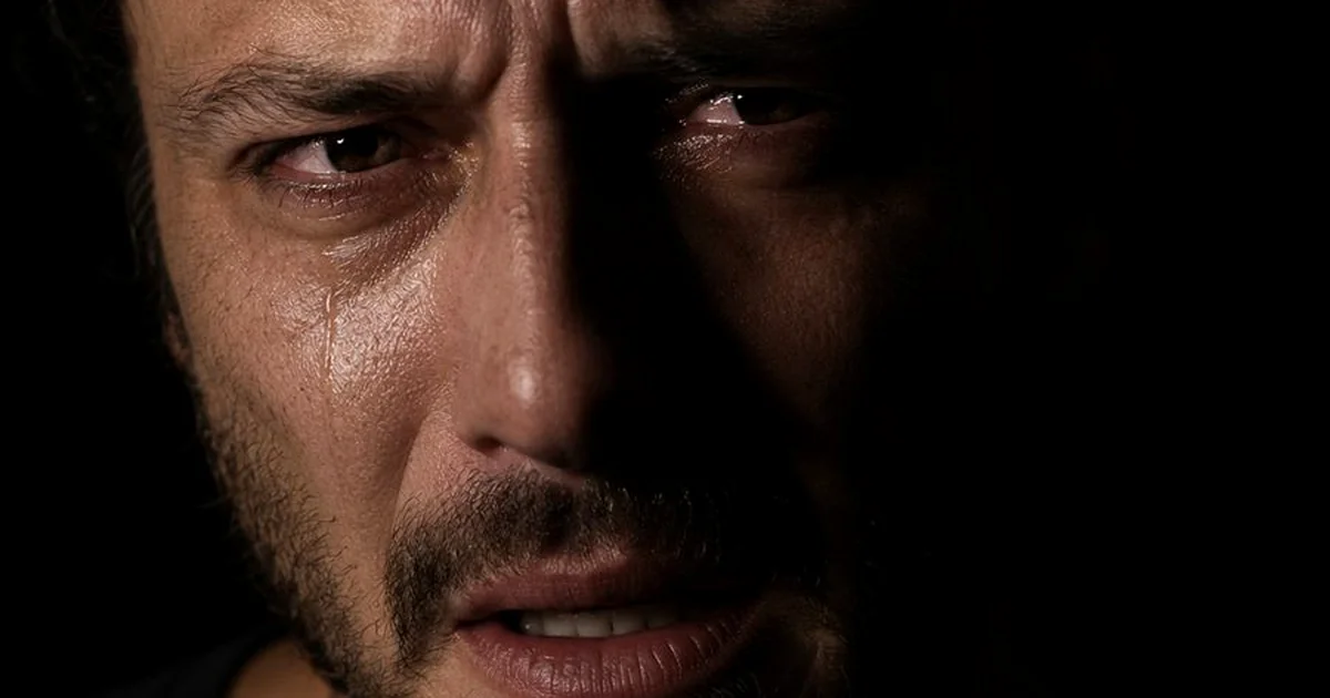 Actor concentrado preparando una escena de maxima intensidad emocional para cine o teatro